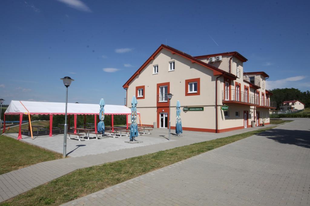 Hotel Mobilheimy U Prehrady à Horní Dunajovice Extérieur photo